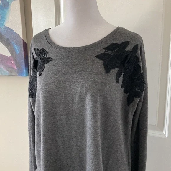 LC Lauren Conrad large top gray black lace floral long sleeves - Picture 3 of 12